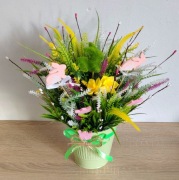 Stroik wielkanocny wiosenny dekoracja stołu kompozycja kwiatowa zając jajka