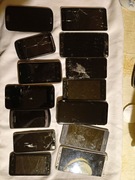 Zestaw 14 uszkodzonych smartfonów