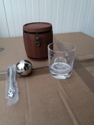 Zestaw do Whisky Vintage 1975 – Elegancki Prezent w Drewnianej Beczułce