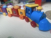 Edukacyjna ciuchcia z wagonikami na kluczyk – cyfry, zwierzątka, piramida