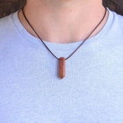 Drewniany naturalny wisiorek obelisk wiśnia handmade