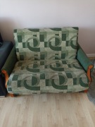 Rozkładana sofa o zielonym wzorze 
