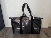 srebrna, metaliczna torba podróżna typu tote z kolekcji Coach Fragrance