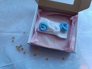 Opaska biała z włóczki z niebieskimi różyczkami  Handmade