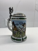 Kufel ceramiczny z motywem bawarskim. Ceramiczna kapa. Głowa na dnie.