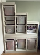 Półka z pojemnikami na zabawki dziecięce. 