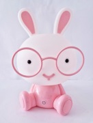 Różowa lampka nocna led Lucide Dodo Rabbit Królik w okularach