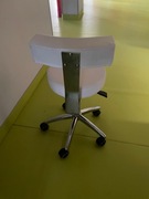 Białe krzesło kosmetyczne 