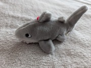 Szara maskotka rekin z zawieszką