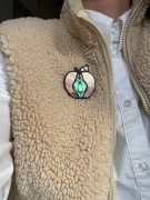 SZKLANA BROSZKA "CZERWONE JABŁKO" SYMBOL kobiety. WITRAŻ