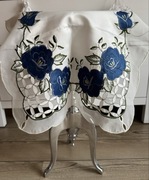 Obrus bieżnik z delikatnym haftem