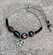 Czarna bransoletka z perłami słodkowodnymi, turmalinem i kwiatową zawieszką