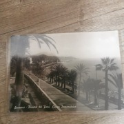 Pocztówka z Sanremo we Włoszech, ukazującą słynną promenadę.