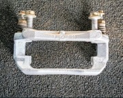 Mocowanie zacisku jarzmo przód Opel Astra J Chevrolet Cruze Aveo