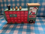 Stary kalendarz adwentowy pociąg drewniany