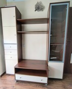 Meble z witryną szklaną i stolikiem pod telewizor.