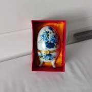 Szkatułka/jajko porcelanowe typu faberge, biała porcelana