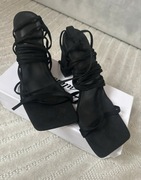 Szpilki wiązane do kolan