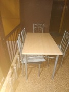 Stół kuchenny do sprzedania za 500zł metalowe nogi stołu i krzeseł