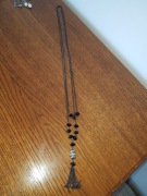 Biżuteria. Ozdobny czarny łańcuszek