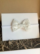 Opaska bezuciskowa kokardka koronkowa biała sesja chrzest roczek urodziny