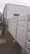 Ogrodzenie betonowe pełne lub palisadowe.