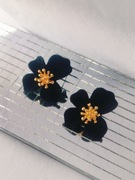 Kolczyki kwiatki kwiatek czarny flokowany sztyfty