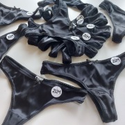 Stringi damskie, jedwab naturalny, czarne, są różne rozmiary.