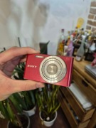 Sony W830 - stan zadowalający | Bateria oraz kabel do ładowania |