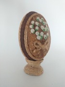 Pisanka wielkanocna jajko zdobione sznurkiem jutowym..