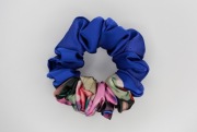 gumka do włosów scrunchie MIDI satynowa frotka chabrowa w kwiaty granatowa