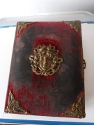 Stary futerkowy album na zdjęcia ze zdobieniami mosiężnymi Meduza  