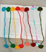 Zestaw ośmiu zakładek do książek wykonanych na szydełku 