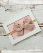 Bezuciskowa opaska dla dziewczynki kokardka muślinowa beż 