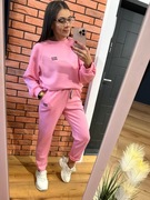 Pastelowy różowy dres damski – komplet bluza + spodnie, modny i wygodny