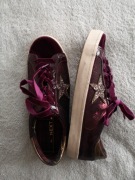 Wiśniowe welurowe eleganckie buty trampki w gwiazdki Next 37