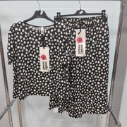 Nowoczesny komplet damski – minimalizm i wygoda