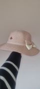 Stylowy słomkowy kapelusz na lato- pudrowy róż 