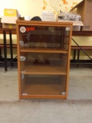 Szafka RTV przeszklona zamykana na kluczyk na pod wieżę