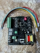 Uniwersalna centrala sterująca do napędu bramy przesuwnej.