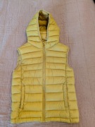 Kamizelka dziecięca Mango z kapturem rozm. 128 cm