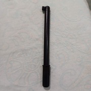 Czarna plastikowa pompka do zabytkowych rowerów Romet 