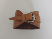 Opaska ze skóry na bolący staw ręki.