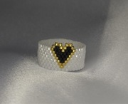 Szeroki pierścionek Serduszko biały ze złotem. Z koralików