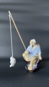 Figurka ceramiczna rybaka