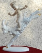Putto na Koźle Wallendorf Niemcy ok.1930 porcelana