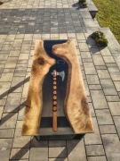 Unikatowy Stolik Kawowy "Viking" – Topór i Bransoletka 