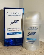 DEZODORANT/ANTYPERSPIRANT PRZECIW POCENIU Secret Clinical Completely Clear 