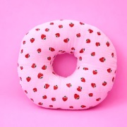 Poduszka do piercingu donut muślinowy truskawki 35 cm