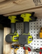 Uchwyt na wkrętarkę / wiertarkę Ryobi – idealne trzymanie pod sufitem 